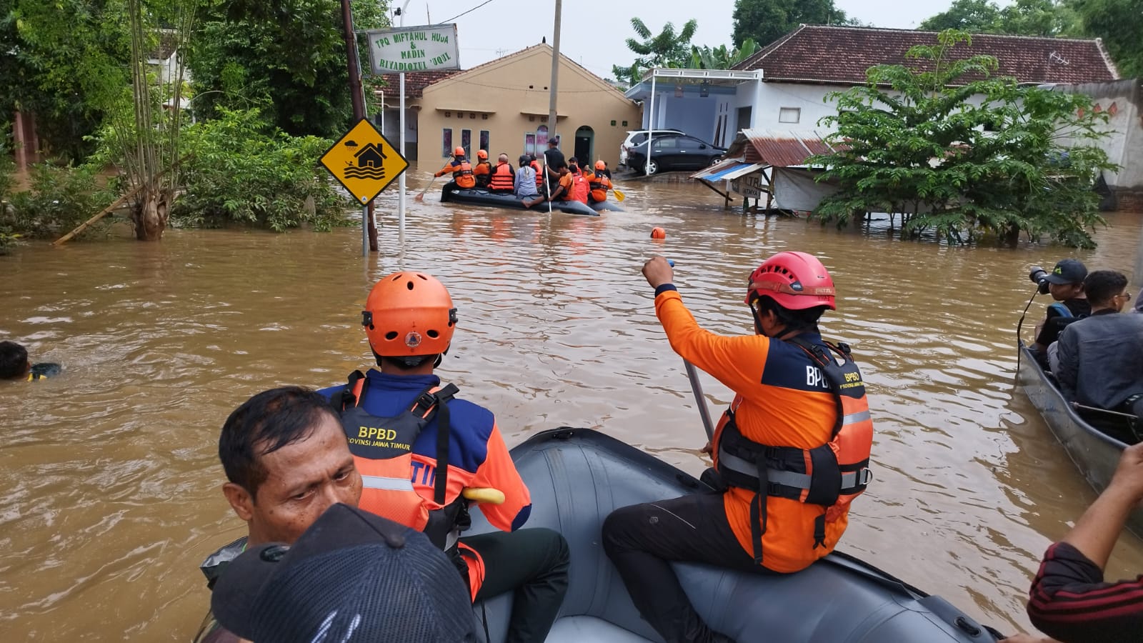 “Petugas dan Warga Trenggalek Gotong Royong Bersihkan Material Longsor di Jalan Desa”