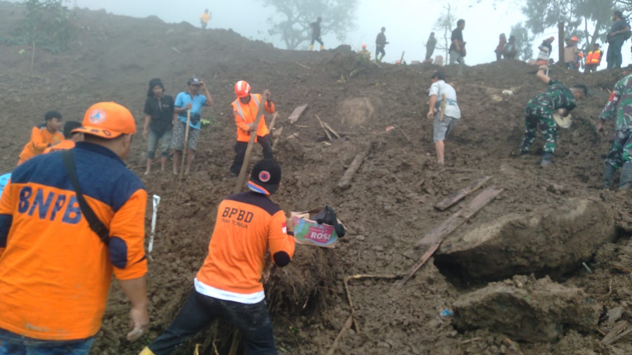 [UPDATE] Tanah Longsor Tana Toraja, Tim Gabungan Berhasil Temukan 20 Korban”