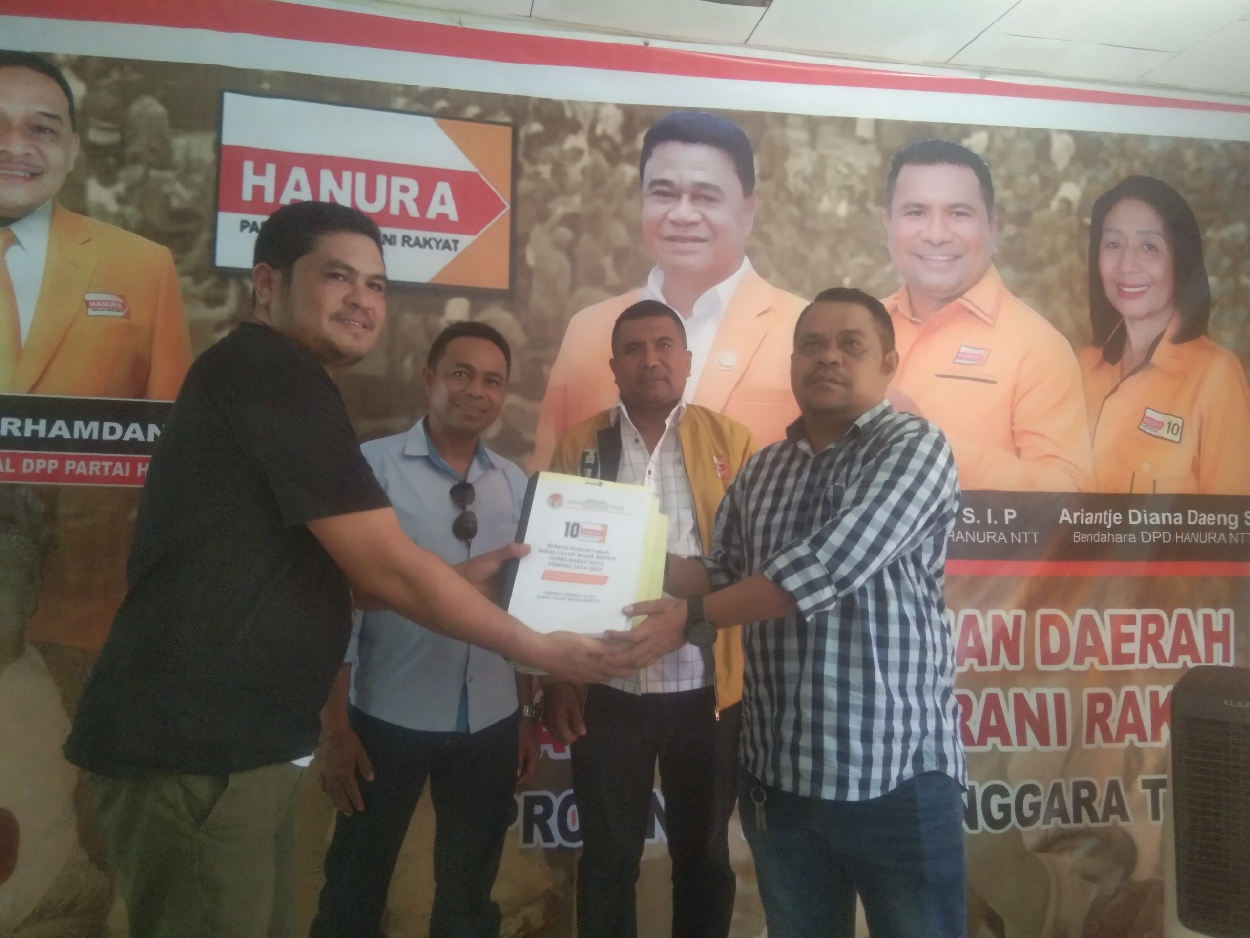Ketua DPC Hanura SBD Bersama Ketua TPPP Serahkan Dokumen 11  Cakada