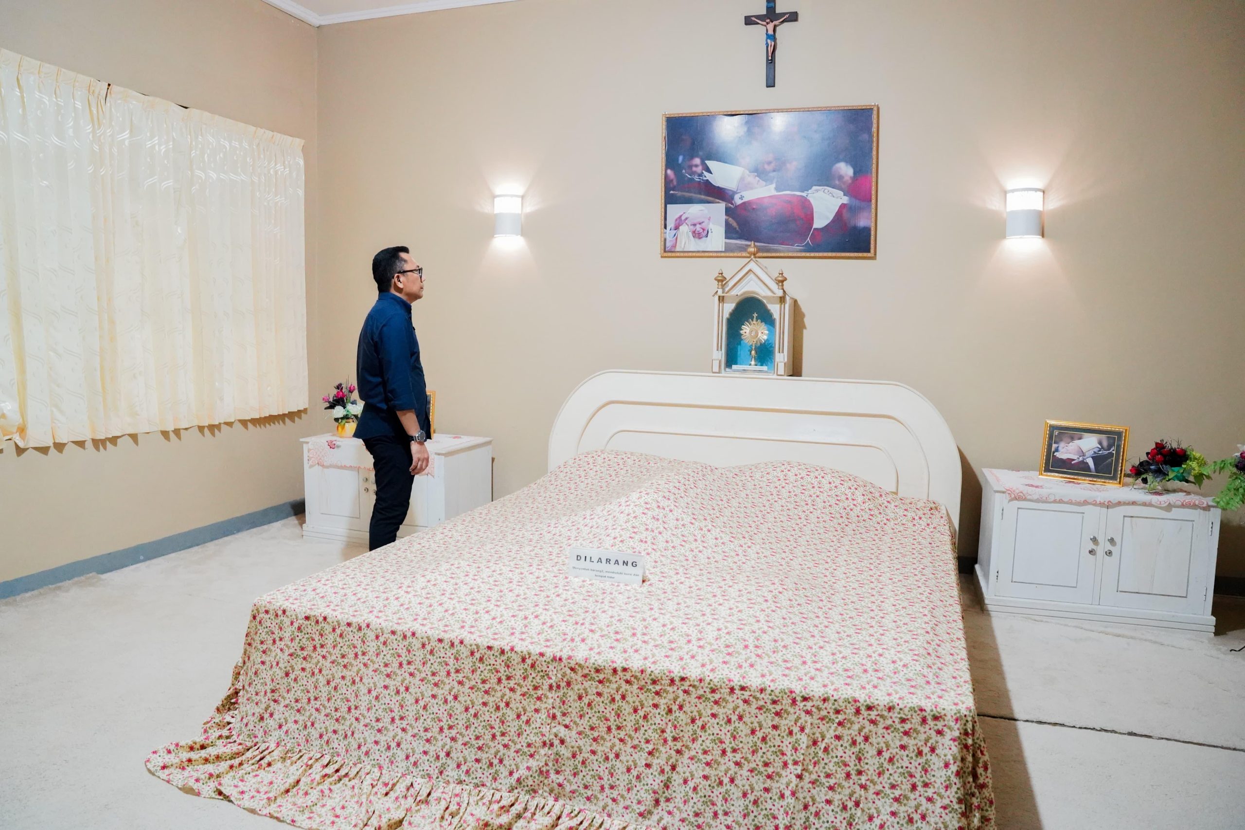 Cagub NTT Ansy Lema Berdoa di Kamar Paus Yohanes Paulus II
