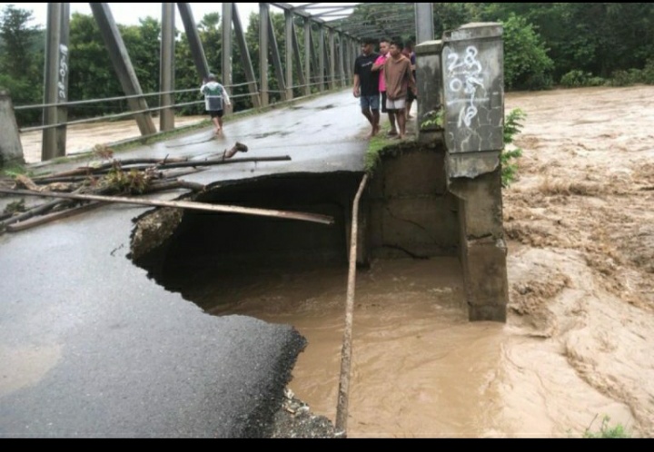 “Rp45 Miliar Tertahan, Warga Sulamu dan Amfoang Bertaruh Nyawa di Sungai!”