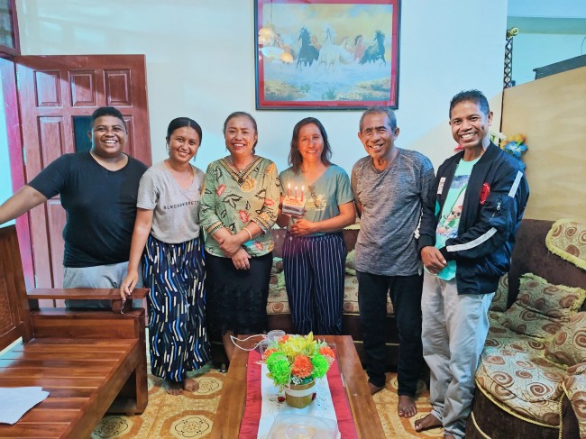 “Cahaya Lilin di Tengah Kegelapan:  Momen Berharga HUT Mama Alfonsa”