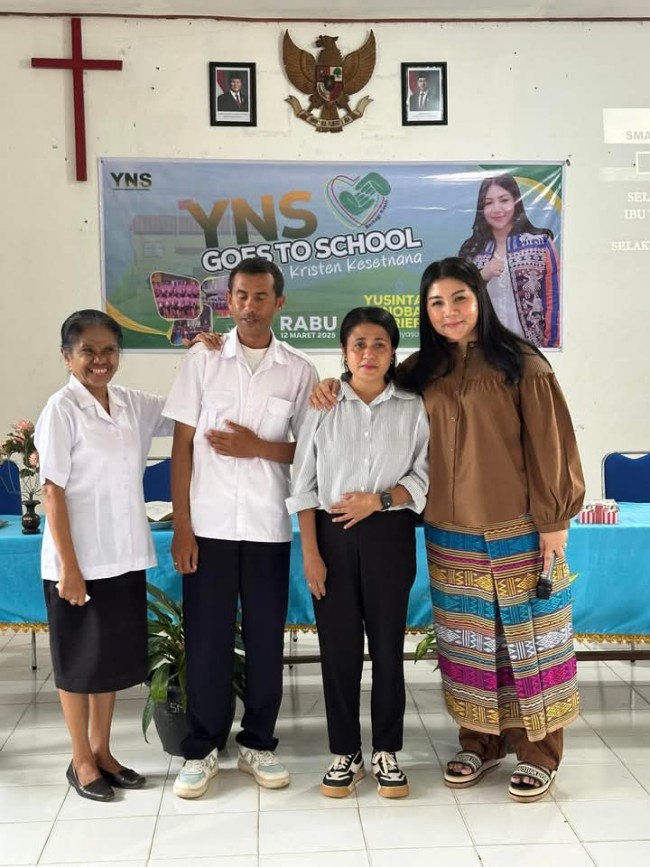 Mengajar Tanpa Gaji, Berbagi Tanpa Batas: Kisah Edumam Punuf di SMA Kristen Kesetnana