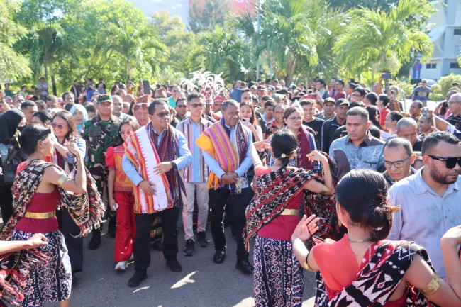“Gema Flobamorata! Kedatangan Melki-Johni Disambut Meriah, Konvoi Rakyat Penuhi Kota”