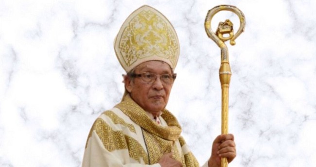 Ribuan Umat Sambut Kedatangan Jenazah Uskup Emeritus Mgr. Petrus Turang