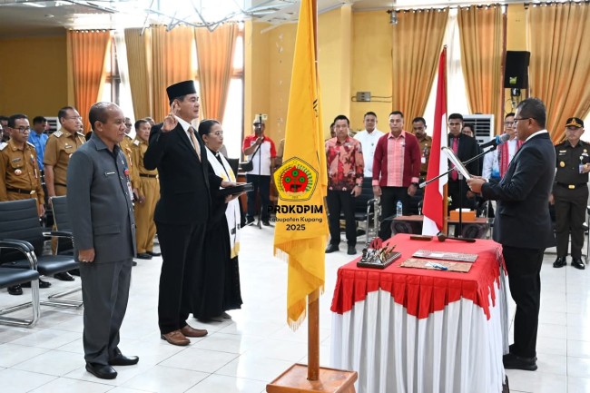 BUPATI KUPANG LANTIK JONY BENNY SULAIMAN JADI DIREKTUR PDAM KABUPATEN KUPANG