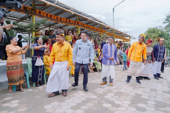Wali Kota Kupang Hadiri Ibadah Syukur Ma’Somba Tedong dan Ma’Pabendan Bate di Gereja Toraja Jemaat Kupang