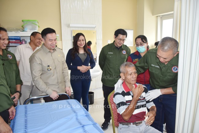 150 Lansia Disentuh Langsung Wali Kota Kupang: Inovasi Penanganan Nyeri Kronis yang Revolusioner!