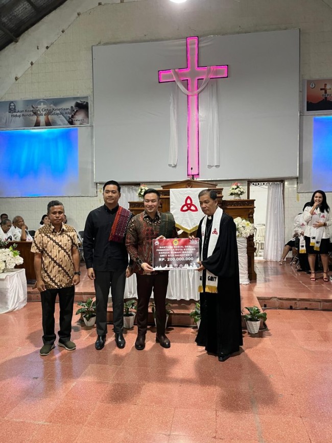 Pemkot Serahkan Bantuan Rp200 Juta ke GMIT Silo Naikoten 1