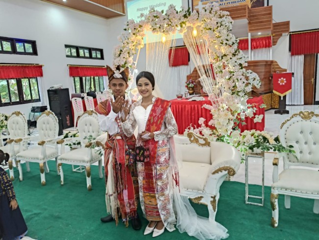 Kasih Berakar dalam Budaya: Stenly Naitboho dan Lady Benu Dipersatukan dalam Pernikahan Kudus dan Adat Timor