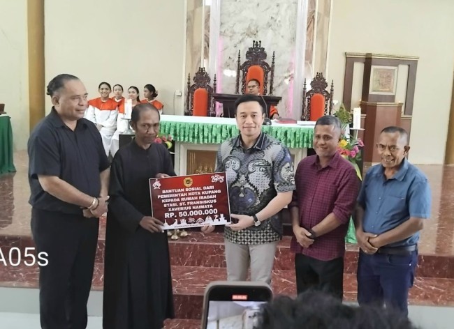 “Bantuan Rp50 juta: Simfoni Kasih Antara Wali Kota dan Gereja Kecil Naimata”