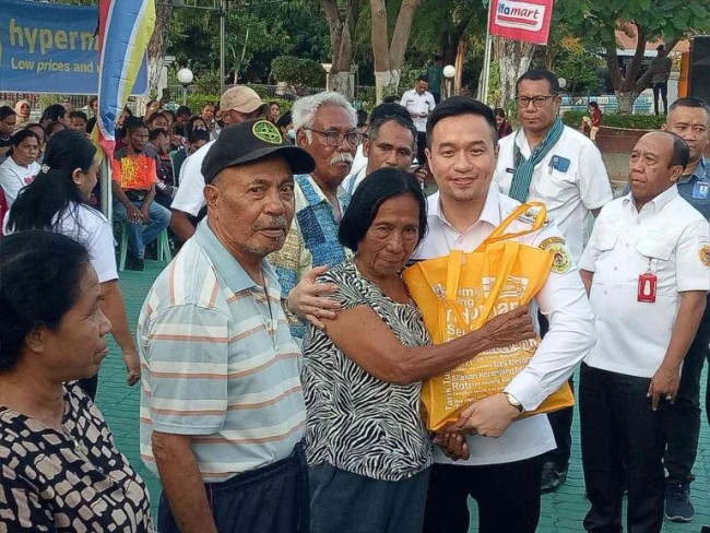 Wali Kota Kupang Salurkan Bantuan Beras 10 Kg untuk Warga Kurang Mampu, Gandeng Tiga Perusahaan Ritel Nasional
