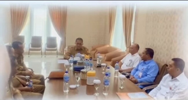 Tonggak Sejarah Baru: Gubernur Melki Laka Lena Resmi Teken Persetujuan KUB Bank NTT-Bank Jatim