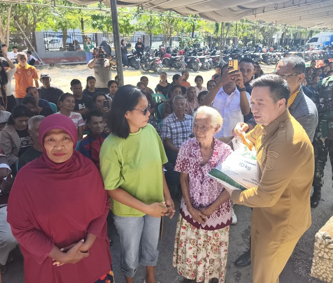 “Sebanyak 445 Ton Beras Disalurkan untuk 22.773 KK, Wali Kota Kupang Tegaskan Pemerintah Hadir Untuk Melayani”