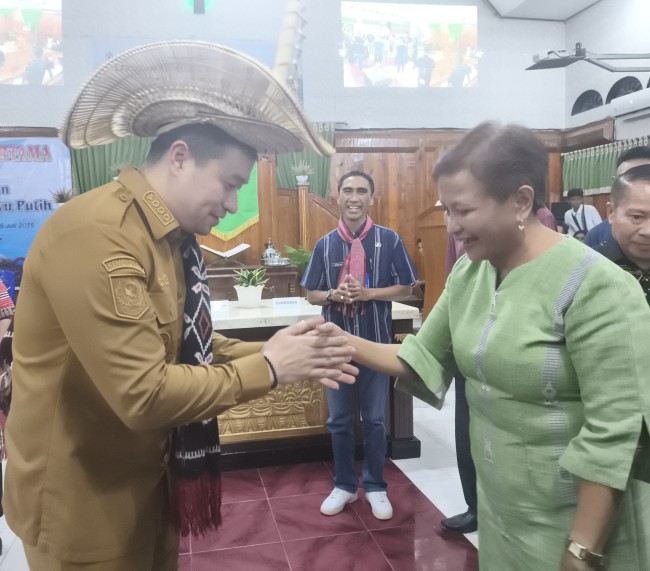 Wali Kota Kupang Letakkan Batu Pertama Pembangunan Gereja GMIT Gloria Kayu Putih di Ulang Tahun ke-39