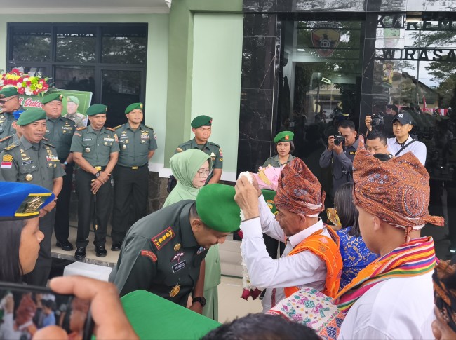 “Keluarga Besar Sonbai Sambut Danrem Baru dengan Adat Naijuf Keneno: ‘Pantang Lari, Kami Anggap Anak Sendiri'”