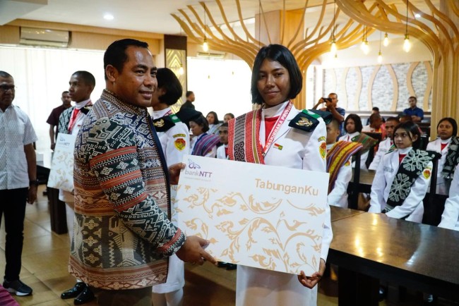 Plt Dirut Bank NTT Beri Apresiasi Bagi Seluruh Anggota Paskibraka 2025, Hadiahkan Tabungan Rp1 Juta