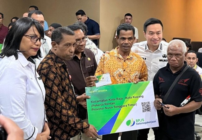 Pemkot Kupang, BPJS Ketenagakerjaan, dan Bank NTT Serahkan Perlindungan Sosial bagi Pekerja Rentan