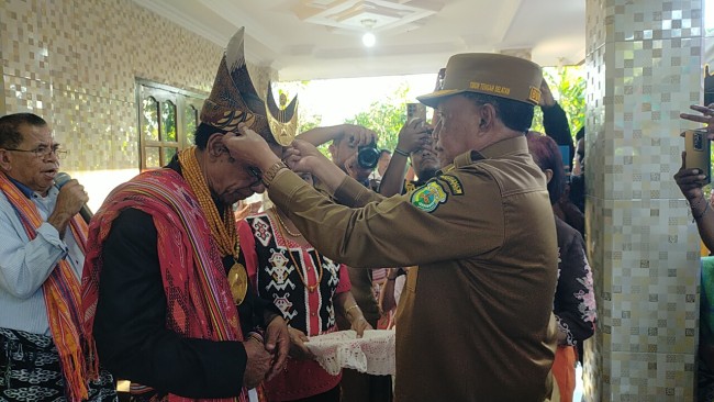 “Takhta di Persimpangan: Adat, Kuasa, dan Legitimasi”