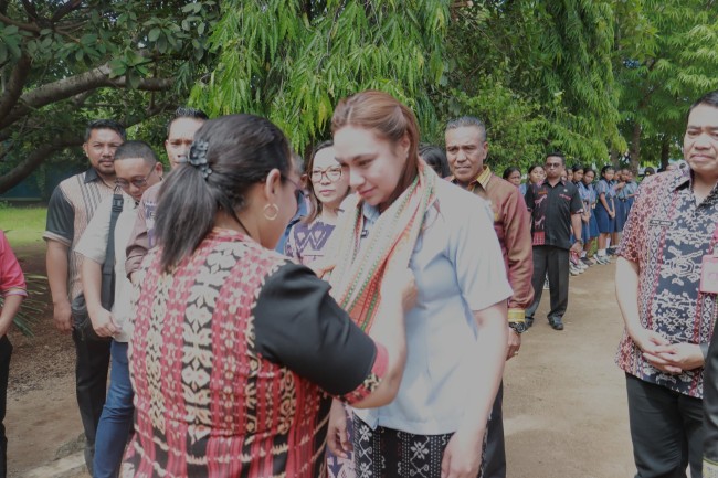 Serena Beri Bantuan Ina Kasih bagi Siswi dan Warga
