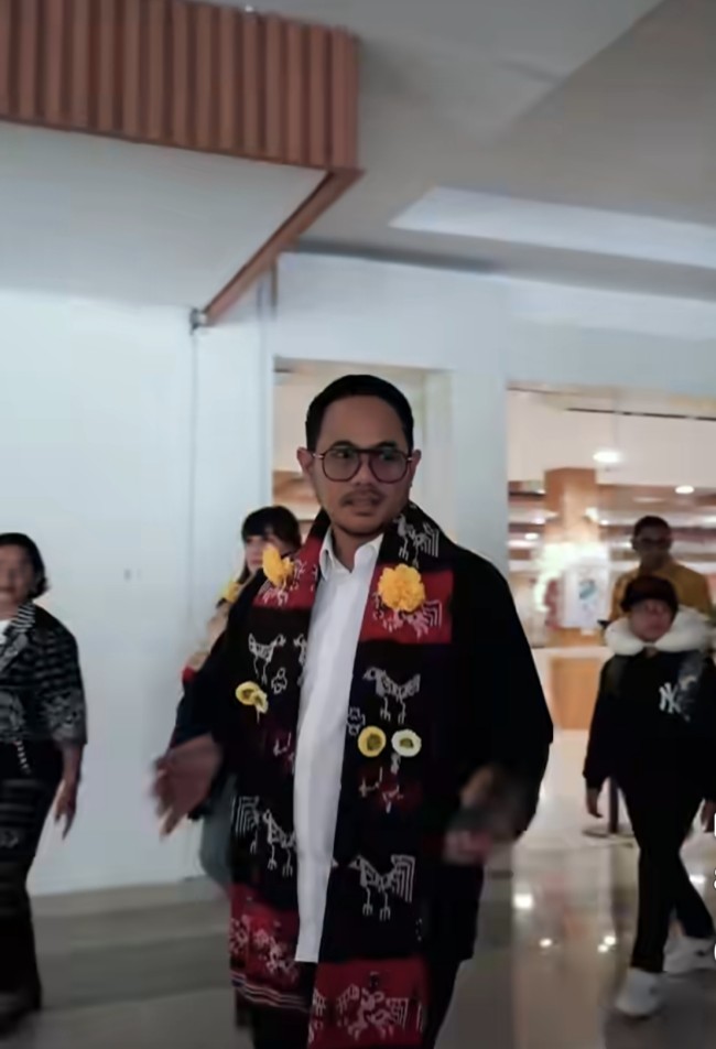 Prof.Jefri S. Bale Tiba di Kupang, Disambut Meriah Mahasiswa UNDANA