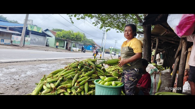 Jeny Banunaek, Ibu Tiga Anak dari TTS yang Hidup dari Jualan Jagung