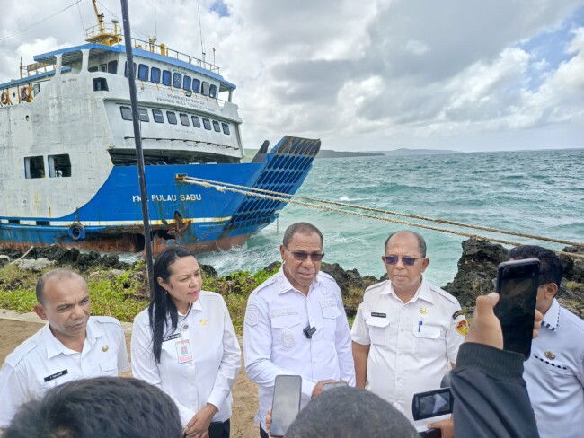 Wagub Johni Asadoma Tinjau Kapal Milik Pemprov NTT yang Karam Akibat Cuaca Ekstrem