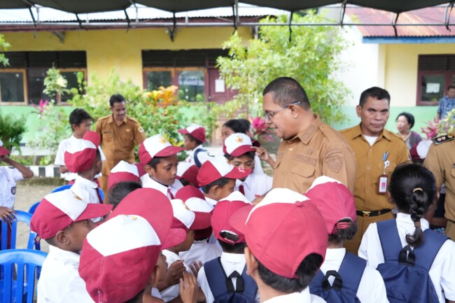Hadiri Kegiatan Aksi Peduli Sekolah, Gubernur NTT Apresiasi Bank Mandiri Dukung Sektor Pendidikan di Provinsi NTT