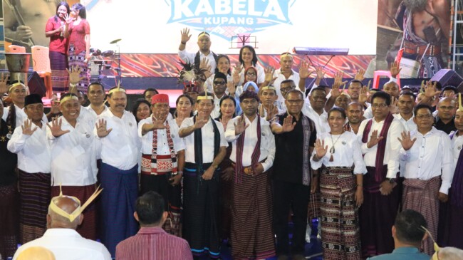 Wagub Johni Asadoma Resmi Lantik Pengurus KABELA Kupang: “Lamaholot Adalah Kekuatan Ekonomi Baru!”