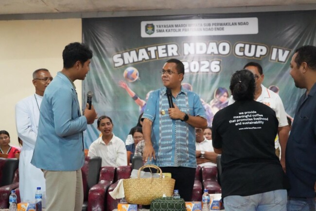 Gubernur Melki Laka Lena Buka Turnamen Smater Ndao Cup IV