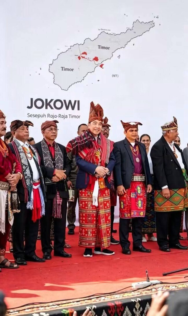 Jokowi Dinobatkan sebagai Sesepuh Raja-Raja Timor di Kupang