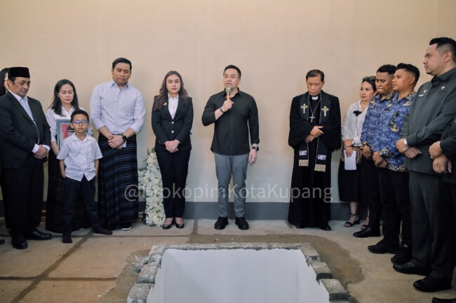 Wali Kota Christian Widodo Pulang dari Misi Kemanusiaan, Langsung Hadiri Pemakaman Kadis PRKP Pommy Odja